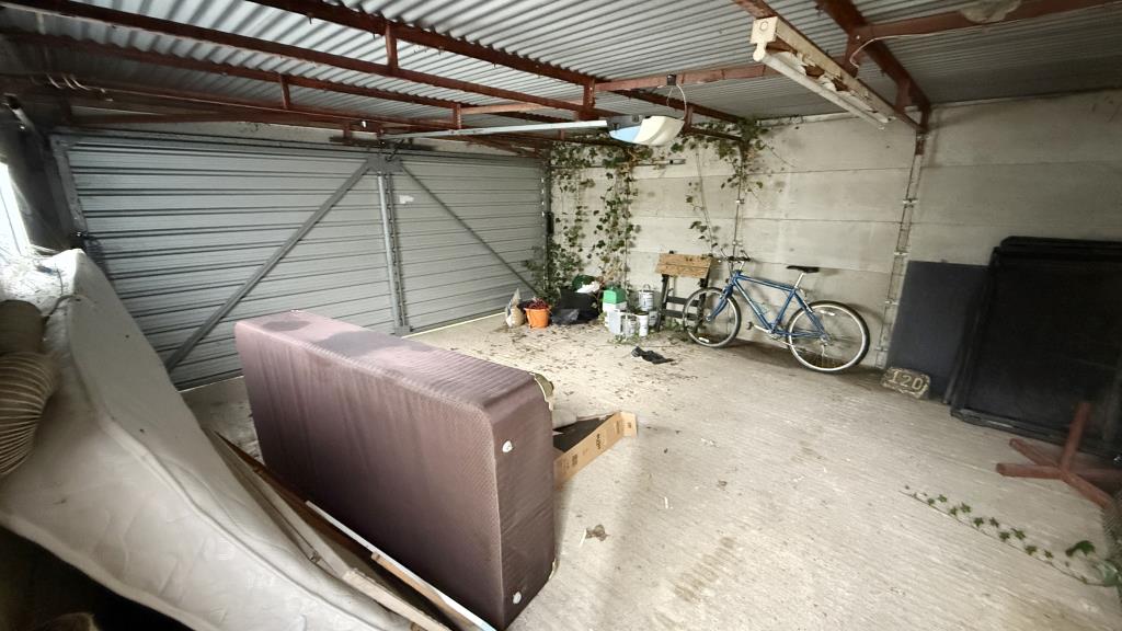 Lot: 76 - 0.28 ACRE SITE WITH RESIDENTIAL DEVELOPMENT OPPORTUNITIES - Detached garage (internaL)